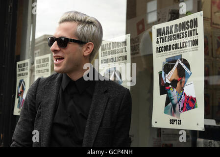 Mark Ronson durante una fotocellula al negozio di dischi Rough Trade West, per segnare la pubblicazione del suo album 'Record Collection', nella parte ovest di Londra. Foto Stock