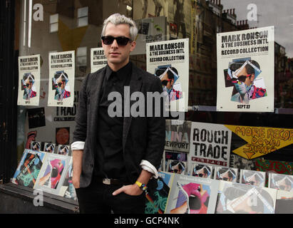 Mark Ronson durante una fotocellula al negozio di dischi Rough Trade West, per segnare la pubblicazione del suo album 'Record Collection', nella parte ovest di Londra. Foto Stock