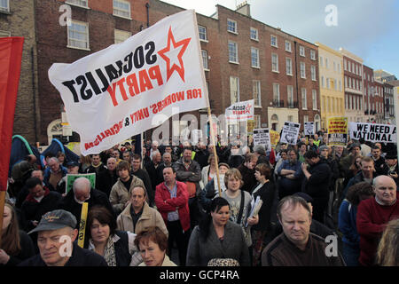 I sindacati irlandesi protestano contro tagli e salvataggi per le banche, al di fuori della Leinster House di Dublino. Foto Stock