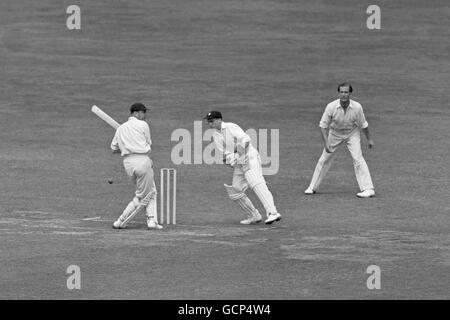 LT CDR John Manners (Royal Navy) che segnano a gamba, perde la palla di Brian Close, ed è quasi fuori LBW. Il guardiano dell'esercito Keith Andrew guarda avanti. Foto Stock