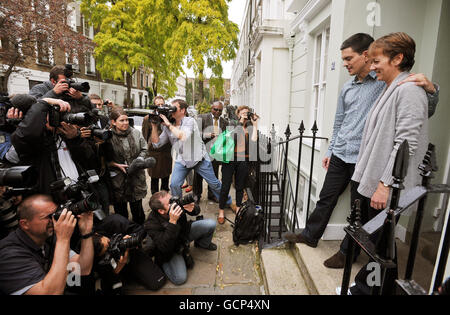 David Miliband e sua moglie Louise stanno sui gradini della loro casa a nord di Londra, poiché le candidature per la top team del partito si chiuderanno alle 17:00, il segretario ombra degli esteri dovrebbe confermare i suoi piani futuri più tardi oggi. Foto Stock