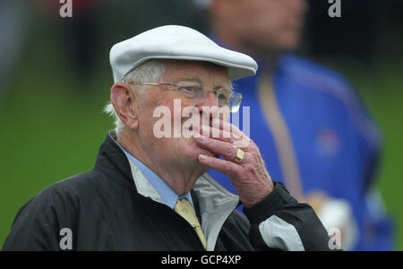 Golf - 38° Ryder Cup - Europa / USA - Practice Day 2 - Celtic Manor Resort. Capitano della squadra europea Colin Montgomerie padre, James. Foto Stock