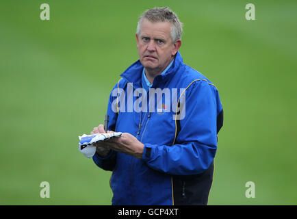 Golf - 38° Ryder Cup - Europa / USA - Practice Day 2 - Celtic Manor Resort. Il capitano della squadra europea Colin Montgomerie firma autografi per i tifosi Foto Stock