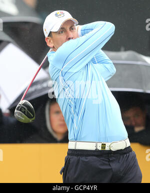 Golf - 38th Ryder Cup - Europa v USA - Practice Day Two - Celtic Manor Resort. Ian Poulter tee off sul 2 ° foro Foto Stock