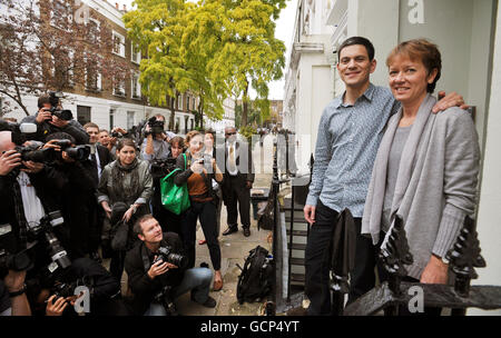 David Miliband e sua moglie Louise stanno sui gradini della loro casa a nord di Londra, poiché le candidature per la top team del partito si chiuderanno alle 17:00, il segretario ombra degli esteri dovrebbe confermare i suoi piani futuri più tardi oggi. Foto Stock