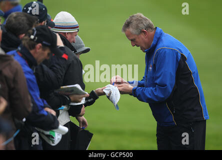 Golf - 38° Ryder Cup - Europa / USA - Practice Day 2 - Celtic Manor Resort. Il capitano della squadra europea Colin Montgomerie firma autografi per i tifosi Foto Stock