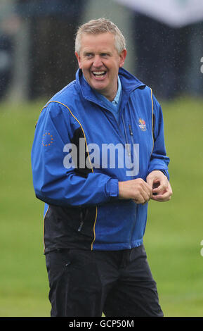 Golf - 38th Ryder Cup - Europa v USA - Practice Day Two - Celtic Manor Resort. Il capitano della squadra europea Colin Montgomerie Foto Stock