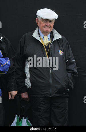 Golf - 38° Ryder Cup - Europa / USA - Practice Day 2 - Celtic Manor Resort. Capitano della squadra europea Colin Montgomerie padre, James. Foto Stock