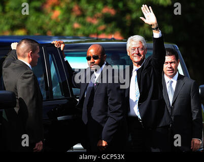 L'ex presidente degli Stati Uniti Bill Clinton ondeggia oggi al campus dell'Università dell'Ulster Magee a Derry per incontrare il primo ministro Peter Robinson e il vice primo ministro Martin McGuinness durante la sua visita di due giorni in Irlanda del Nord e Dublino, dove incontrerà politici e uomini d'affari. Foto Stock