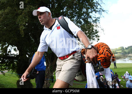 Steve Williams, il caddie di Tiger Woods degli Stati Uniti durante il turno di prove a Celtic Manor, Newport. Foto Stock