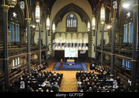 Una visione generale del servizio funebre per Edwin Morgan, primo poeta nazionale della Scozia, a Bute Hall presso l'Università di Glasgow. Foto Stock