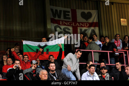 I tifosi della CSKA Sofia mostrano il loro sostegno negli stand durante la finale della UEFA Europa League Qualifying round seconda tappa al campo di corse, Wrexham. Foto Stock