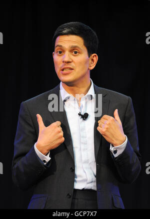 David Miliband si rivolge a un movimento per il rally del cambiamento, come parte della sua campagna per vincere la leadership del Partito laburista, a Emmanuel Hall, Westminster Hall, Londra. Foto Stock