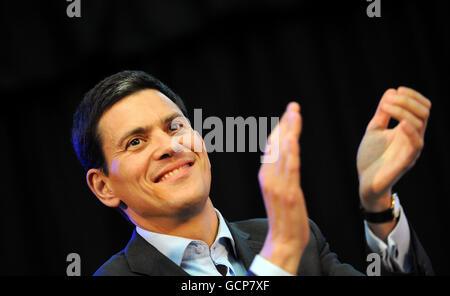 David Miliband si rivolge a un movimento per il rally del cambiamento, come parte della sua campagna per vincere la leadership del Partito laburista, a Emmanuel Hall, Westminster Hall, Londra. Foto Stock