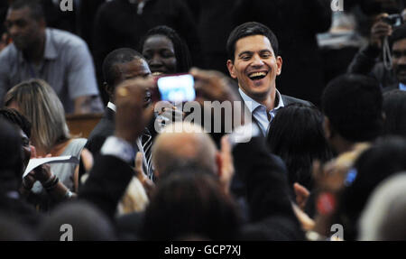 David Miliband si rivolge a un movimento per il rally del cambiamento, come parte della sua campagna per vincere la leadership del Partito laburista, a Emmanuel Hall, Westminster Hall, Londra. Foto Stock