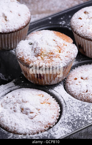 Muffin con riempimento in polvere di zucchero in padella Foto Stock