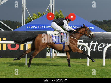 Jockey Pat Smullen fa un giro di una Parola oltre alla vittoria nella irlandese Stallion Farms E.b.F. (c & G) Maiden durante la giornata del campione irlandese Stakes all'ippodromo di Leopardstown, Irlanda. Foto Stock