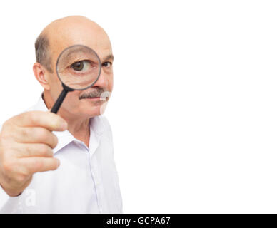 L'uomo scienziato guarda a qualcosa attraverso una lente di ingrandimento Foto Stock