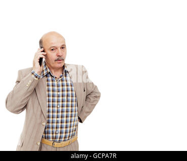 Uomo anziano in subbuglio a parlare al telefono e ricevere cattive notizie. Foto Stock