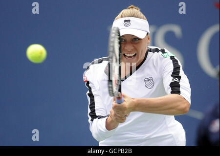 Vera Zvonareva della Russia in azione durante il giorno dodici degli US Open, a Flushing Meadows, New York, USA. Foto Stock