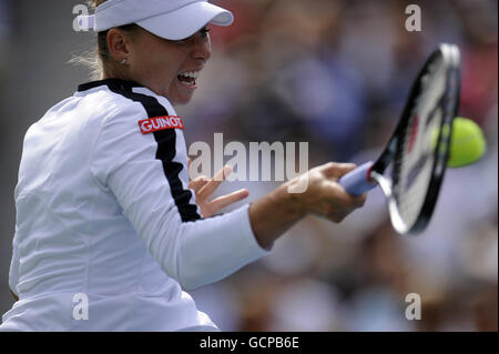 Vera Zvonareva della Russia in azione durante il giorno dodici degli US Open, a Flushing Meadows, New York, USA. Foto Stock