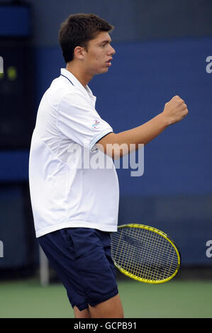 Oliver Golding della Gran Bretagna festeggia nella sua partita contro Alexander Rumyantsev e Victor Baluda della Russia durante Boy's Doubles il giorno dodici del campionato US Open Tennis 2010, a Flushing Meadows, New York, USA. Foto Stock