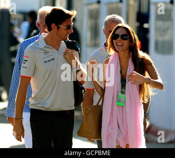 McLaren Mercedes' Jenson Button con la fidanzata Jessica Michibata durante la giornata di qualificazione al circuito di Monza, Italia. Foto Stock