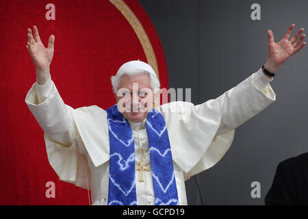 Papa Benedetto XVI ondeggia durante la Grande Assemblea al St Mary's University College di Twickenham, Londra. Foto Stock