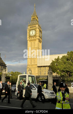 Papa Benedetto XVI, lascia Westminster Hall nel 'Popemobile' nel centro di Londra, durante il secondo giorno della sua visita di Stato di quattro giorni nel Regno Unito. Foto Stock