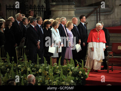 Papa Benedetto XVI arriva a Westminster Hall, Londra, il secondo giorno della sua visita di Stato, dove è stato accolto da Gordon Brown, Tony Blair, Cherie Blair, Lady norma Major, Sir John Major, Baroness Thatcher, William Hague e Nick Clegg. Foto Stock