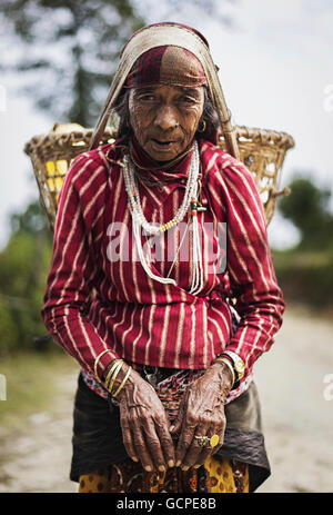 La donna vicino a Pothana, Nepal Foto Stock