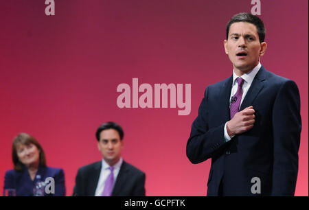 Il leader del Partito del lavoro ed Miliband e Harriet Harman, guardano il fratello David fare un discorso durante un dibattito sulla Gran Bretagna nel mondo alla conferenza annuale del Partito del lavoro che si terrà oggi a Manchester. Foto Stock