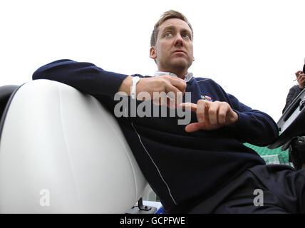 Golf - 38th Ryder Cup - Europe v USA - Preview Day One - Celtic Manor Resort. Ian Poulter si trova in un buggy sul 18 ° foro Foto Stock