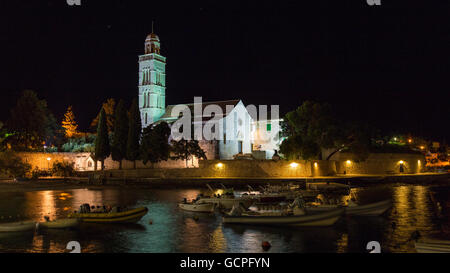 Di notte, monastero francescano, barche sul mare. Isola di Hvar, mare Adriatico. Croazia. Europa. Foto Stock