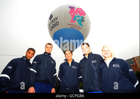 Da sinistra a destra, Gamal Yafai (Boxer), Warren Baister (Boxer) Sarah Stevenson (Taekwondo) ben Swain (Diving) e Megan Sylvester durante il Tour in mongolfiera della Lotteria Nazionale al Devonshire Park, Sheffield. Foto Stock