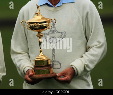 Golf - 38° Ryder Cup - Europa / USA - Practice Day One - Celtic Manor Resort. Il capitano degli Stati Uniti Corey Pavin tiene la Ryder Cup durante la fotocall ufficiale della squadra Foto Stock