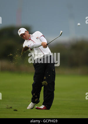 Golf - 38th Ryder Cup - Europa v USA - Day One - Celtic Manor Resort. Ian Poulter in Europa gioca un colpo sull'ottava fairway Foto Stock