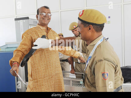 I controlli di sicurezza sono effettuati all'ingresso del Villaggio degli atleti a Nuova Delhi, India. Foto Stock