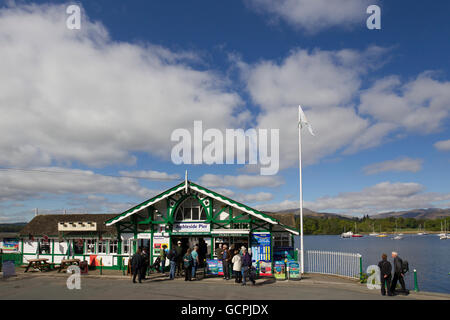 Waterhead Pier Head e biglietteria & cafe all'estremità settentrionale del Lago di Windermere - vicino a Ambleside Village Foto Stock