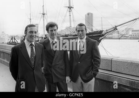 Discovery offre lo sfondo per Sir Ranulph Fiennes (centro), leader della spedizione Transglobo 1979-1982, oggi a Londra con due membri del suo team, il signor Olver Shepard (a sinistra) e il signor Charles Burton. Foto Stock
