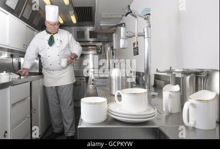 La cucina a bordo del Royal Train a biocombustibile che porterà il principe Carlo in un tour della Gran Bretagna per promuovere la sua INIZIATIVA di vita sostenibile INIZIO. Foto Stock