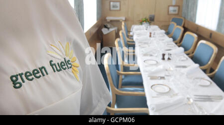 La sala da pranzo a bordo del Royal Train alimentato a carburante biologico che porterà il Principe di Galles in un tour della Gran Bretagna per promuovere la sua iniziativa di vita sostenibile INIZIARE. Foto Stock