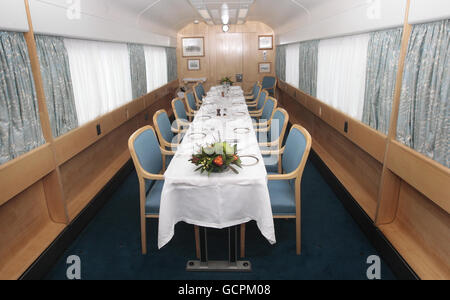 La sala da pranzo a bordo del Royal Train alimentato a carburante biologico che porterà il Principe di Galles in un tour della Gran Bretagna per promuovere la sua iniziativa di vita sostenibile INIZIARE. Foto Stock