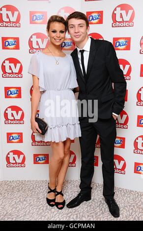 Kylie Babbington (a sinistra) e Charlie Hawkins arrivano per i premi TV Choice 2010 al Dorchester Hotel, Londra. Foto Stock