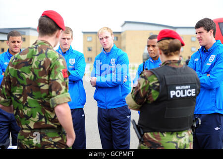 Calcio - Inghilterra Under 21's Visita a Colchester Barracks. I membri dell'Inghilterra sotto i 21 anni parlano ai soldati durante un tour di 16 Air Assault Brigade e Colchester Garrison, Colchester. Foto Stock