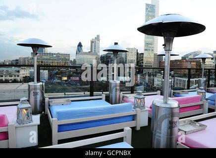Una vista generale del giardino sul tetto di Shoreditch House nella parte est di Londra. Foto Stock