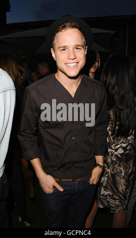 Olly Murs arriva al lancio della BFC/Bazaar Fashion Arts Foundation presso la Shoreditch House di Londra. Foto Stock