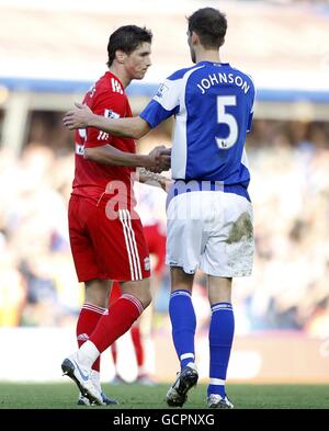 Fernando Torres di Liverpool (a sinistra) e Roger Johnson di Birmingham (a destra) agitare le mani dopo il fischio finale Foto Stock