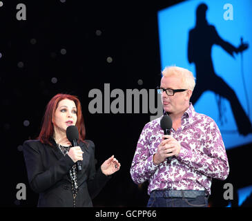 Concerto di Elvis Forever - Londra. Priscilla Presley e Chris Evans in scena al concerto di Elvis Forever a Hyde Park per la BBC 2. Foto Stock