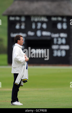 Cricket - secondo XI Campionato - finale - quarto giorno - Surrey II XI v Warwickshire II XI - Wormsley Cricket Ground. Vista generale del match umpire in piedi di fronte alla capanna del marcatore Foto Stock